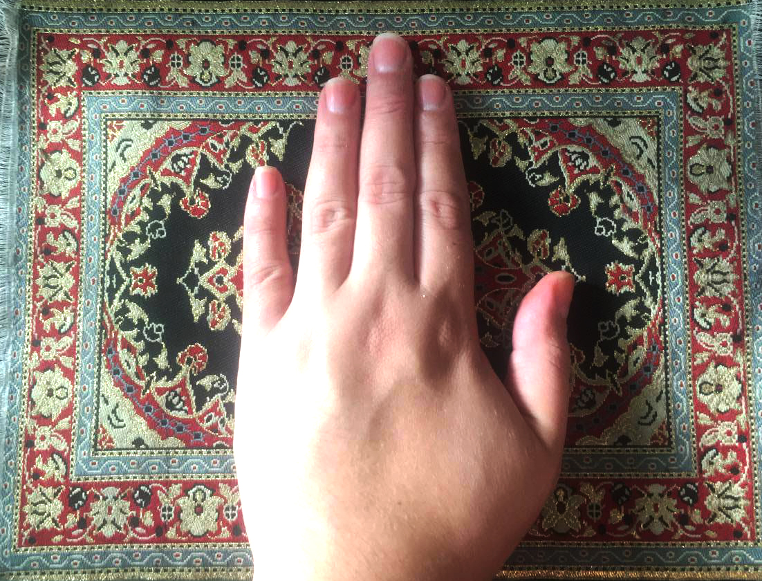 Paso 1 - Cortar y preparar uñas. Me unté un gel para la cutículas de Sally Hansen .