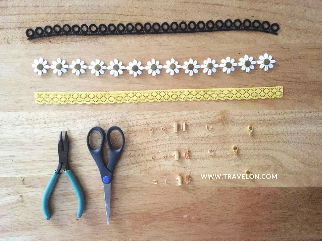 Necesitas: 1. Cinta de encaje o crochet del largo de tu cuello (mis cintas son de 9 1/4") 2. Pinzas 3. Tijeras 4. 6 jump rings de 4mm 5. 1 par de "ribbon ends " 6. 1 jump ring de 7mm 7. 1 broche "Lobter Claw" de 12mm