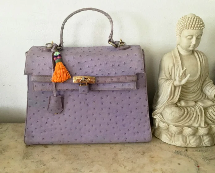 10. Con las pinsas le añades el jump ring y ¡listo! Tienes un Hula Tassel que te sirve para accesorizar tus carteras, de llavero y hasta para crear prendas. // With the pliers add the jump ring and ready! You have a Hula Tassel that can be used as an accessory for your handbags, as a keychain and even to make jewelry.