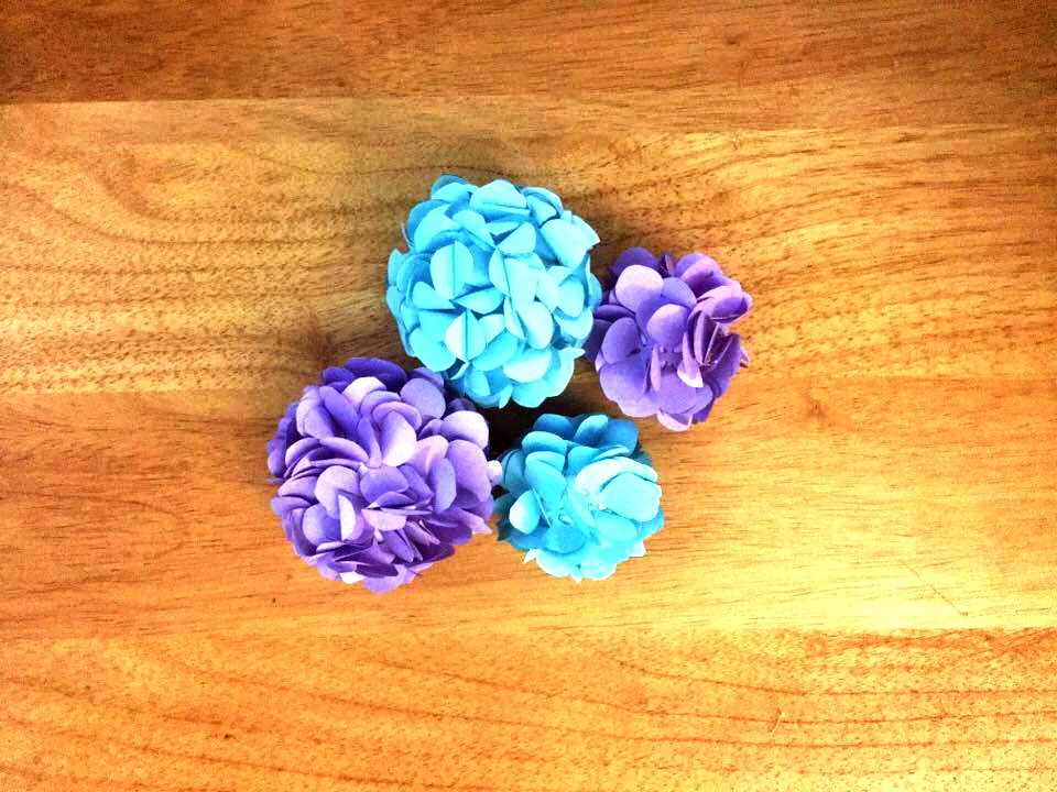 Paso 4 - Cuando ya tengas todas la bolas que deseas, incertales un palillo de diente e incrusta la bola de hortensia a otra bola de foam o en un palillo más grande (BBQ), incluyendo las hojas. // When you have all the balls that you want, insert the toothpick and stick the hydrangea ball onto another foam ball or bigger wood stick (BBQ), including the leaves.