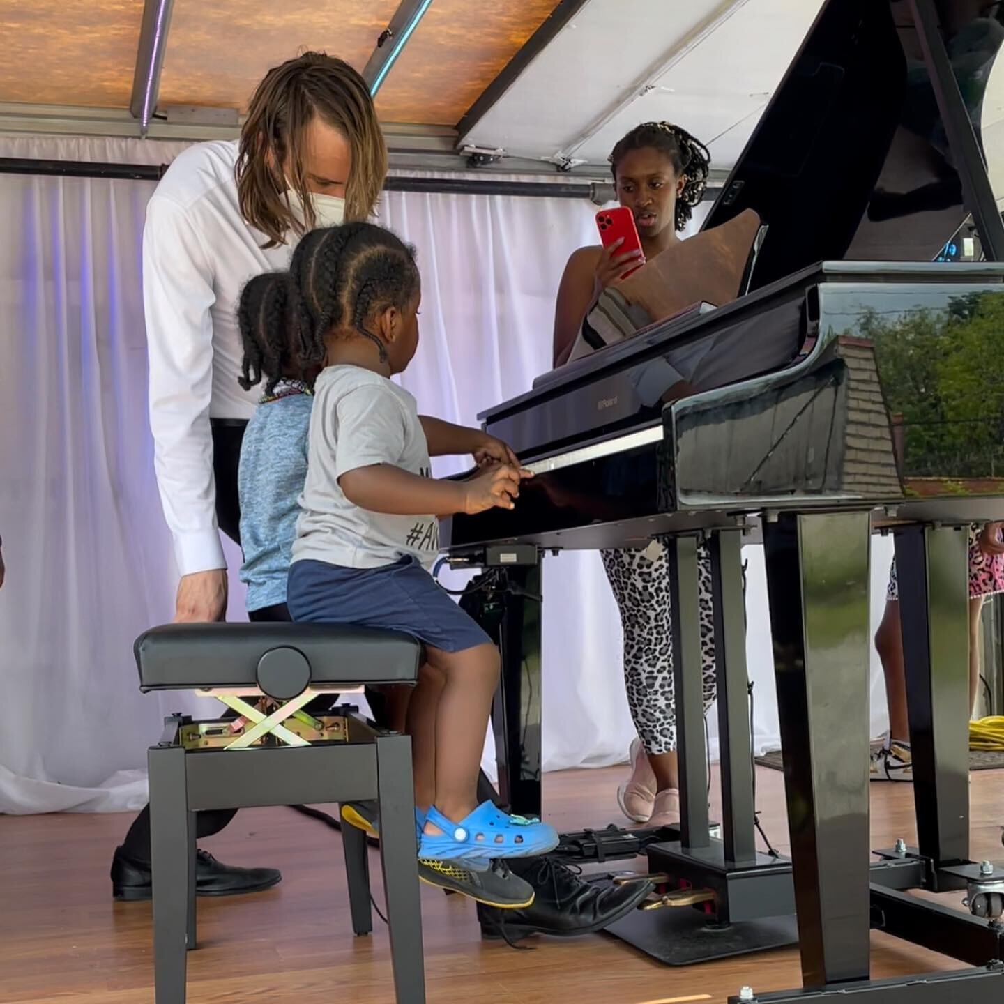 #tbt Exploring the piano with @diamondsontherise last week! Thanks for having us back! 🎹🎶 #dotr #diamondsontherise #baltimore #youth #mentalhealth #music #piano