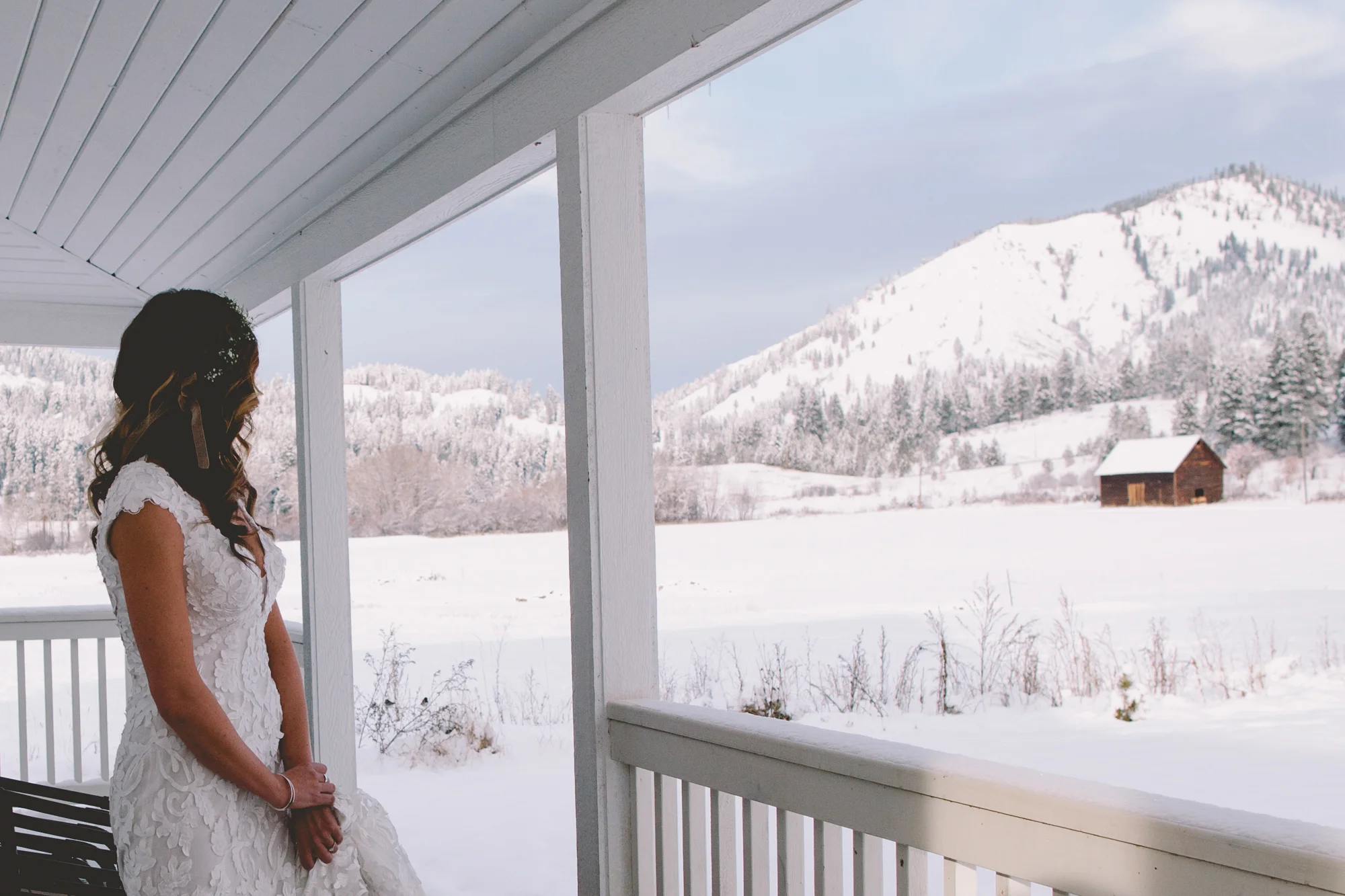 Cattle Barn Wedding in the Christmas Winter Snow | Cle Elum Wedding | Pacific Northwest Winter Wedding | Christmas Themed Wedding | Tida Svy Photography | www.tidasvy.com