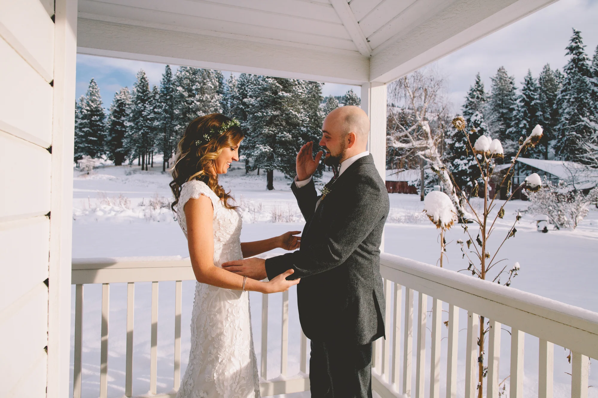 Cattle Barn Wedding in the Christmas Winter Snow | Cle Elum Wedding | Pacific Northwest Winter Wedding | Christmas Themed Wedding | Tida Svy Photography | www.tidasvy.com