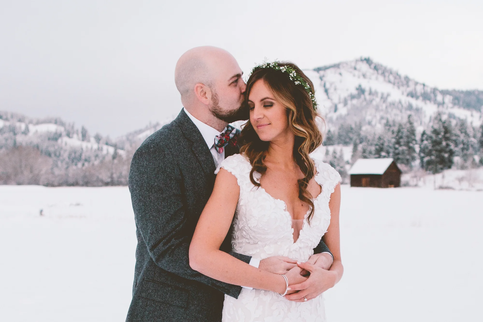 Cattle Barn Wedding in the Christmas Winter Snow | Cle Elum Wedding | Pacific Northwest Winter Wedding | Christmas Themed Wedding | Tida Svy Photography | www.tidasvy.com