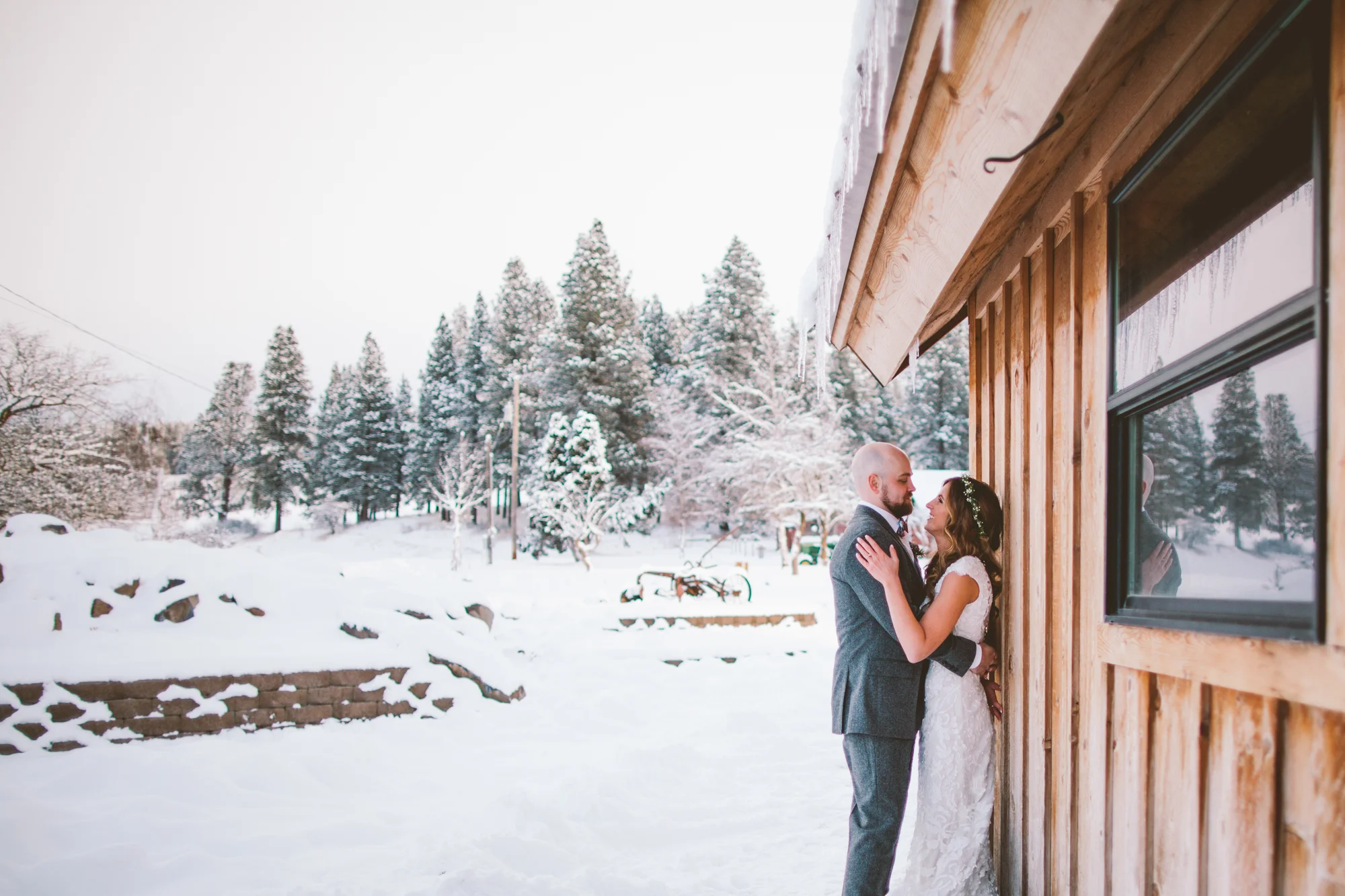 Cattle Barn Wedding in the Christmas Winter Snow | Cle Elum Wedding | Pacific Northwest Winter Wedding | Christmas Themed Wedding | Tida Svy Photography | www.tidasvy.com