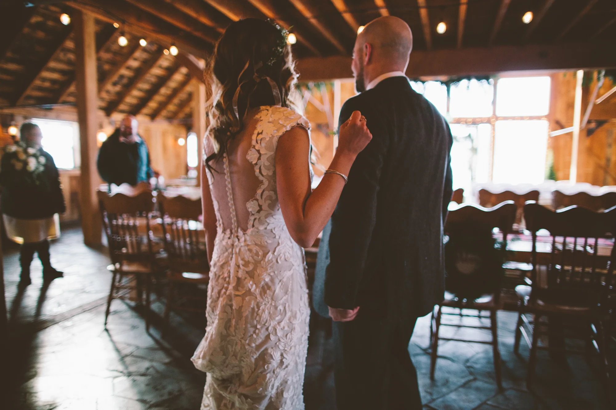 Cattle Barn Wedding in the Christmas Winter Snow | Cle Elum Wedding | Pacific Northwest Winter Wedding | Christmas Themed Wedding | Tida Svy Photography | www.tidasvy.com