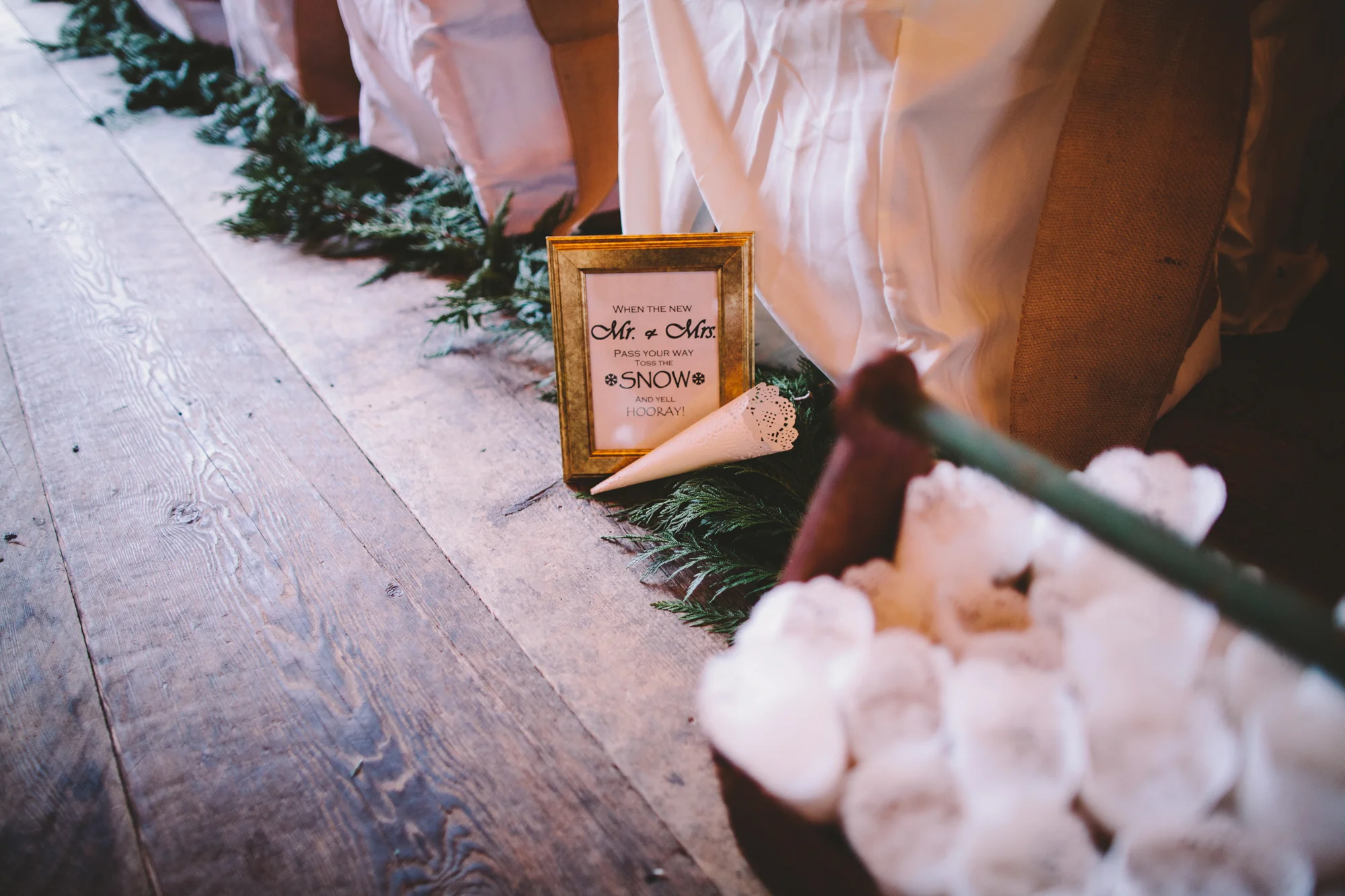 Cattle Barn Wedding in the Christmas Winter Snow | Cle Elum Wedding | Pacific Northwest Winter Wedding | Christmas Themed Wedding | Tida Svy Photography | www.tidasvy.com