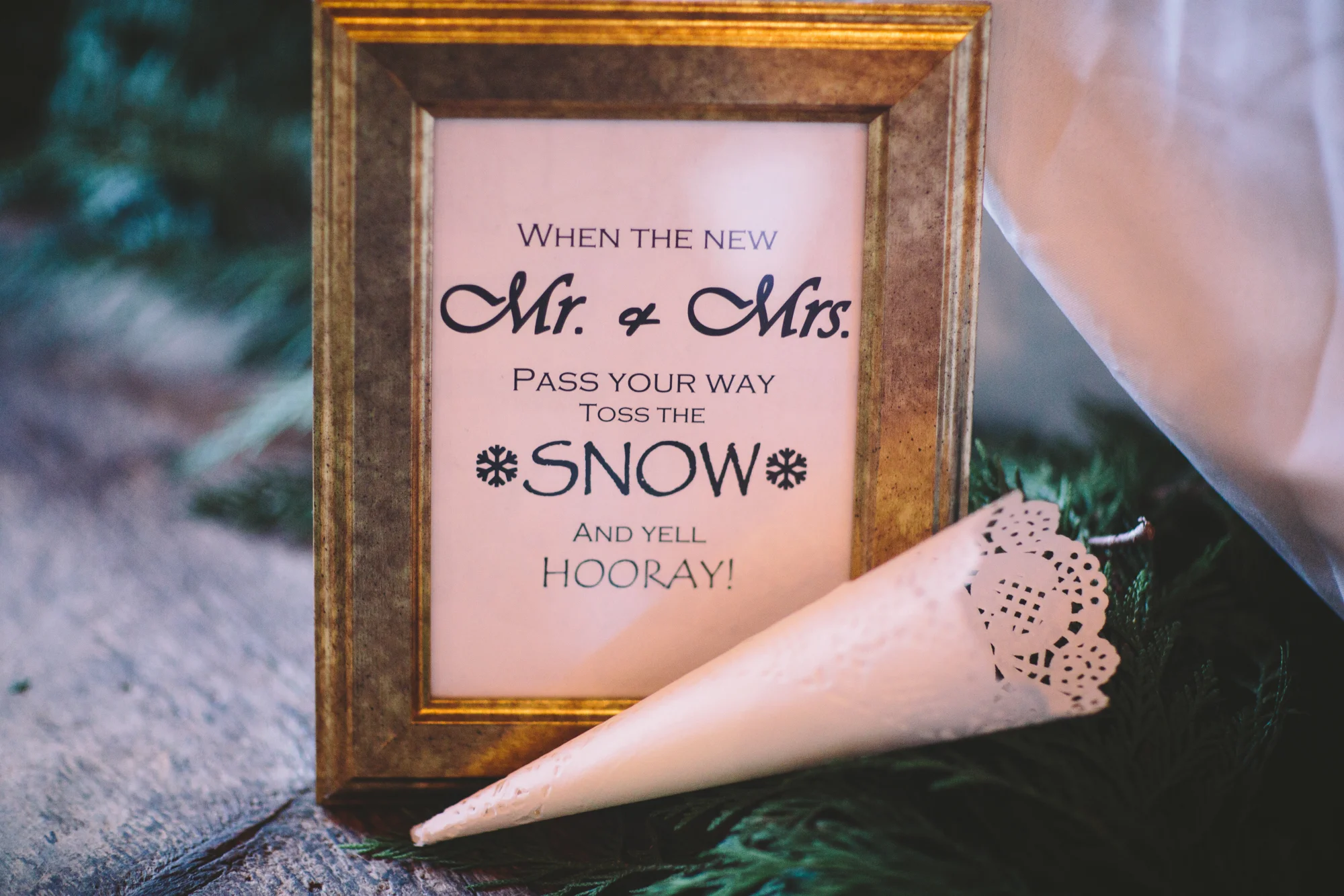 Cattle Barn Wedding in the Christmas Winter Snow | Cle Elum Wedding | Pacific Northwest Winter Wedding | Christmas Themed Wedding | Tida Svy Photography | www.tidasvy.com