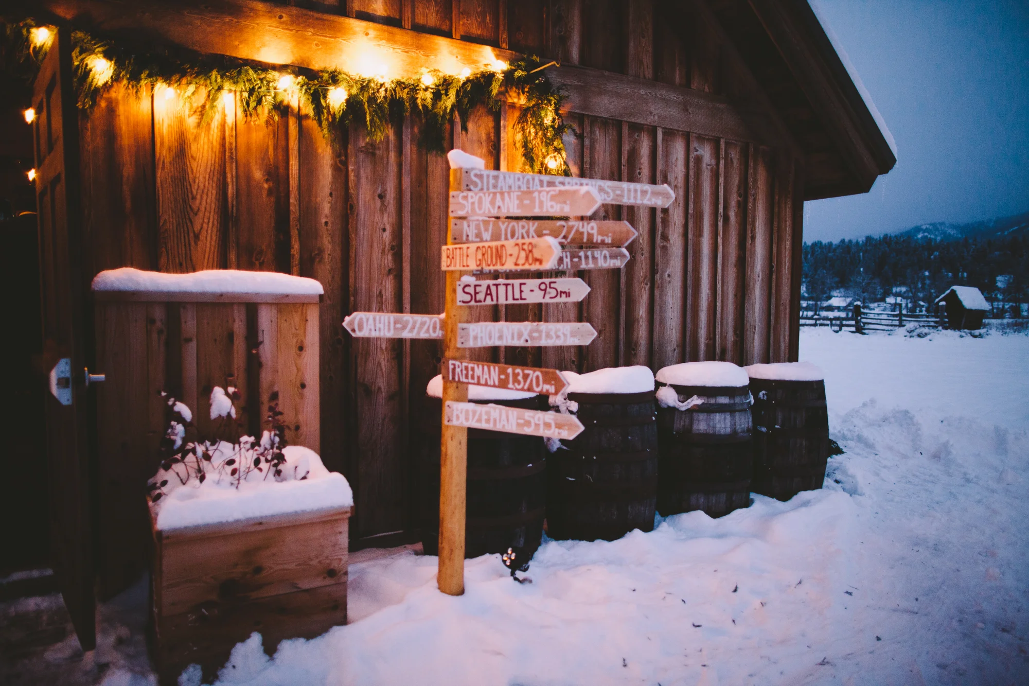 Cattle Barn Wedding in the Christmas Winter Snow | Cle Elum Wedding | Pacific Northwest Winter Wedding | Christmas Themed Wedding | Tida Svy Photography | www.tidasvy.com