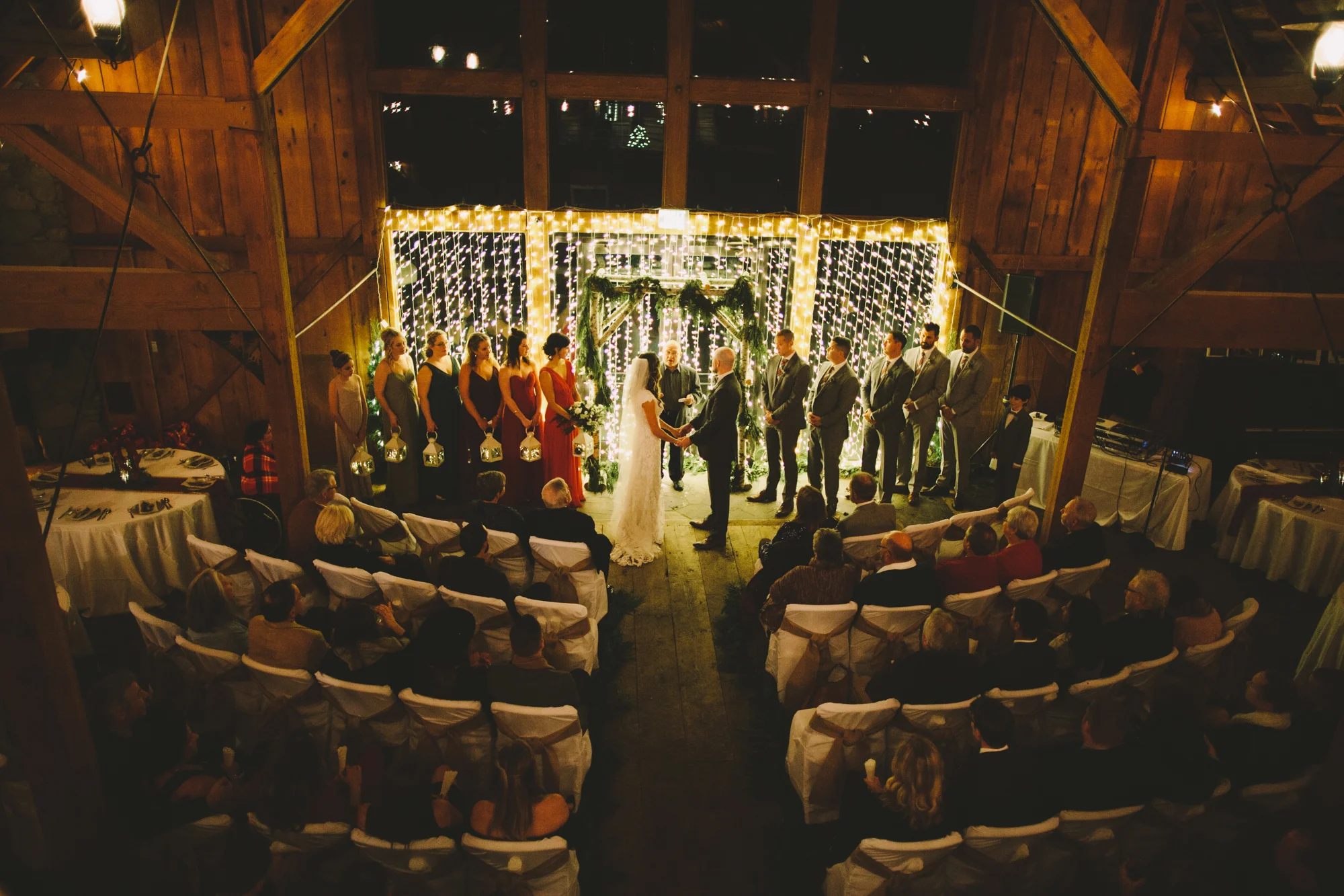 Cattle Barn Wedding in the Christmas Winter Snow | Cle Elum Wedding | Pacific Northwest Winter Wedding | Christmas Themed Wedding | Tida Svy Photography | www.tidasvy.com
