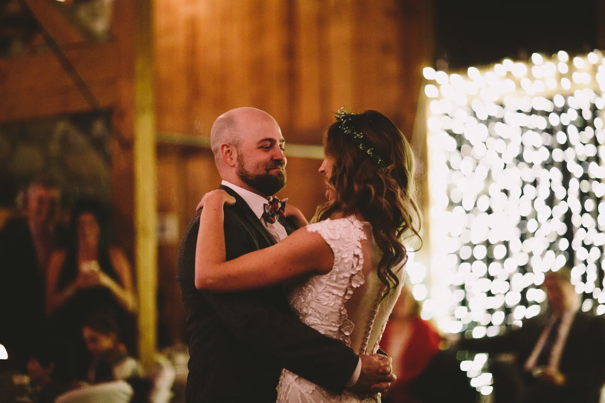 Cattle Barn Wedding in the Christmas Winter Snow | Cle Elum Wedding | Pacific Northwest Winter Wedding | Christmas Themed Wedding | Tida Svy Photography | www.tidasvy.com