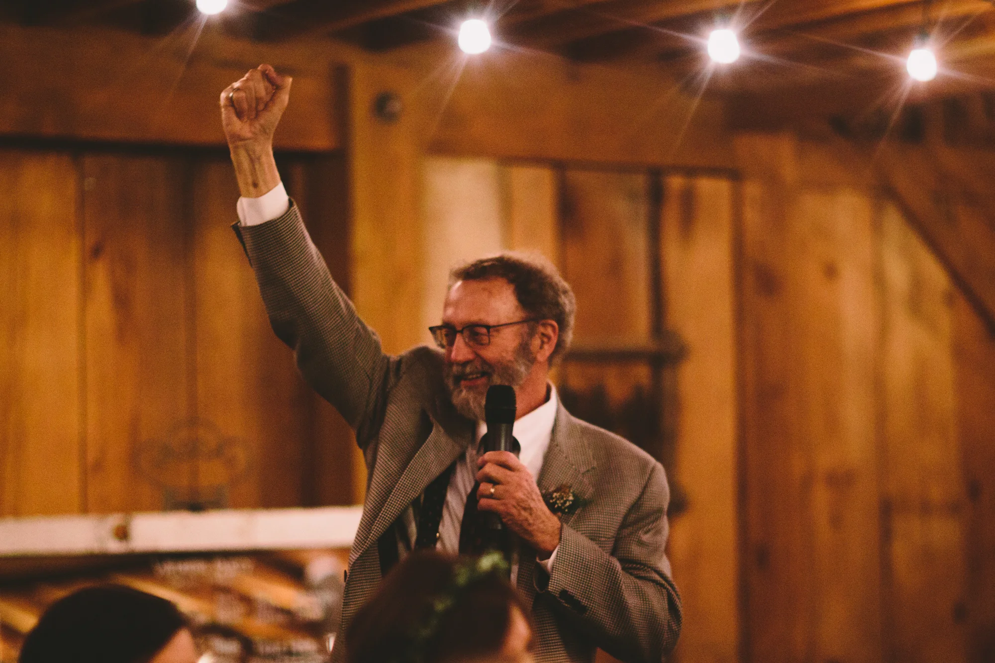 Cattle Barn Wedding in the Christmas Winter Snow | Cle Elum Wedding | Pacific Northwest Winter Wedding | Christmas Themed Wedding | Tida Svy Photography | www.tidasvy.com