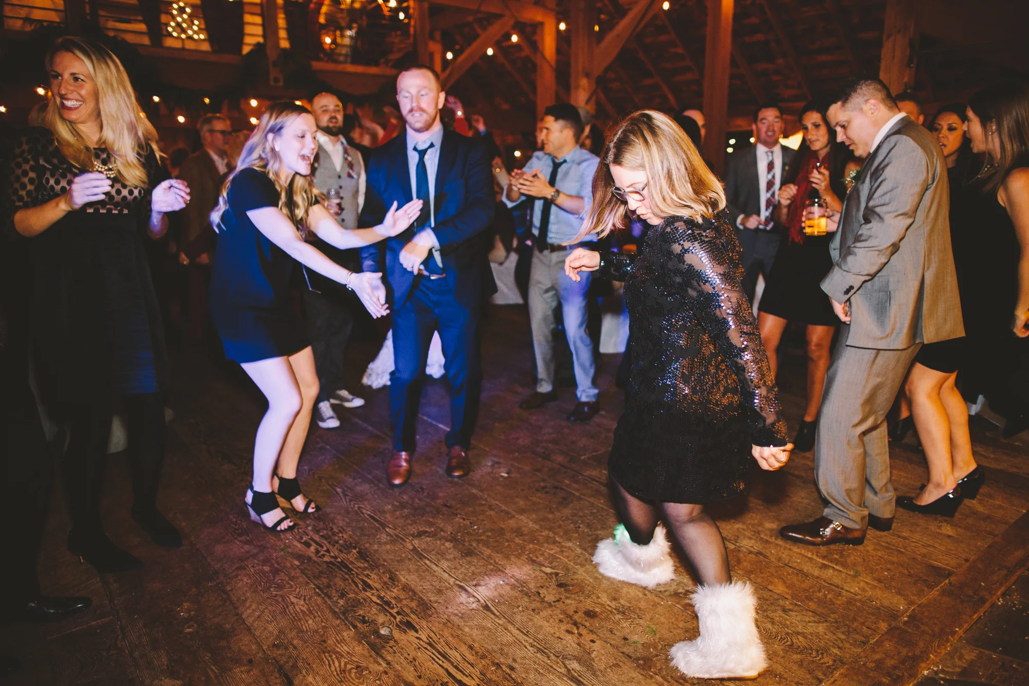 Cattle Barn Wedding in the Christmas Winter Snow | Cle Elum Wedding | Pacific Northwest Winter Wedding | Christmas Themed Wedding | Tida Svy Photography | www.tidasvy.com