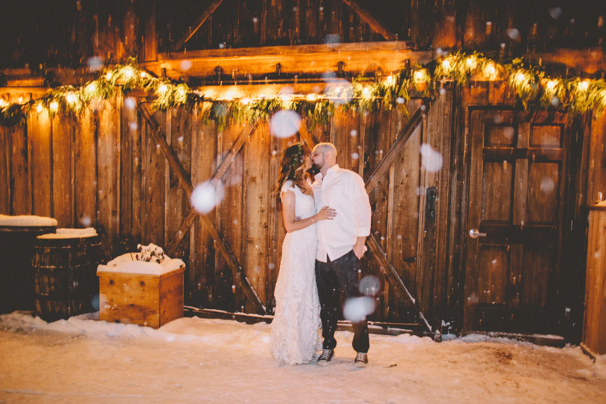 Cattle Barn Wedding in the Christmas Winter Snow | Cle Elum Wedding | Pacific Northwest Winter Wedding | Christmas Themed Wedding | Tida Svy Photography | www.tidasvy.com