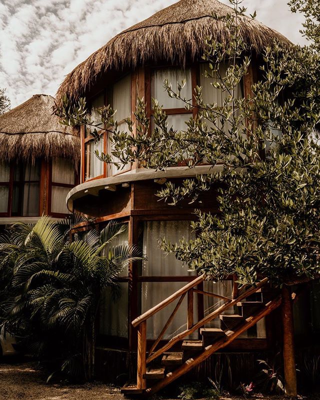 Always wanted to stay in a treehouse ( &amp; build one too) but the power went out while I was reading to sleep. I have seen enough scary movies to know that you don't go down a treehouse and walk down a long dark path to concierge in the middle of t