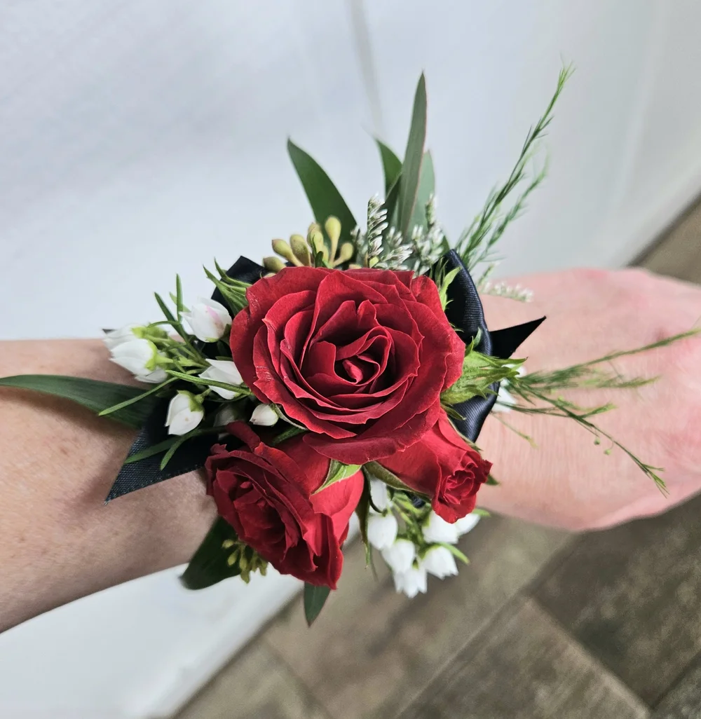 What are the Flower Bracelets for Prom Called: Stunning Corsages Explained