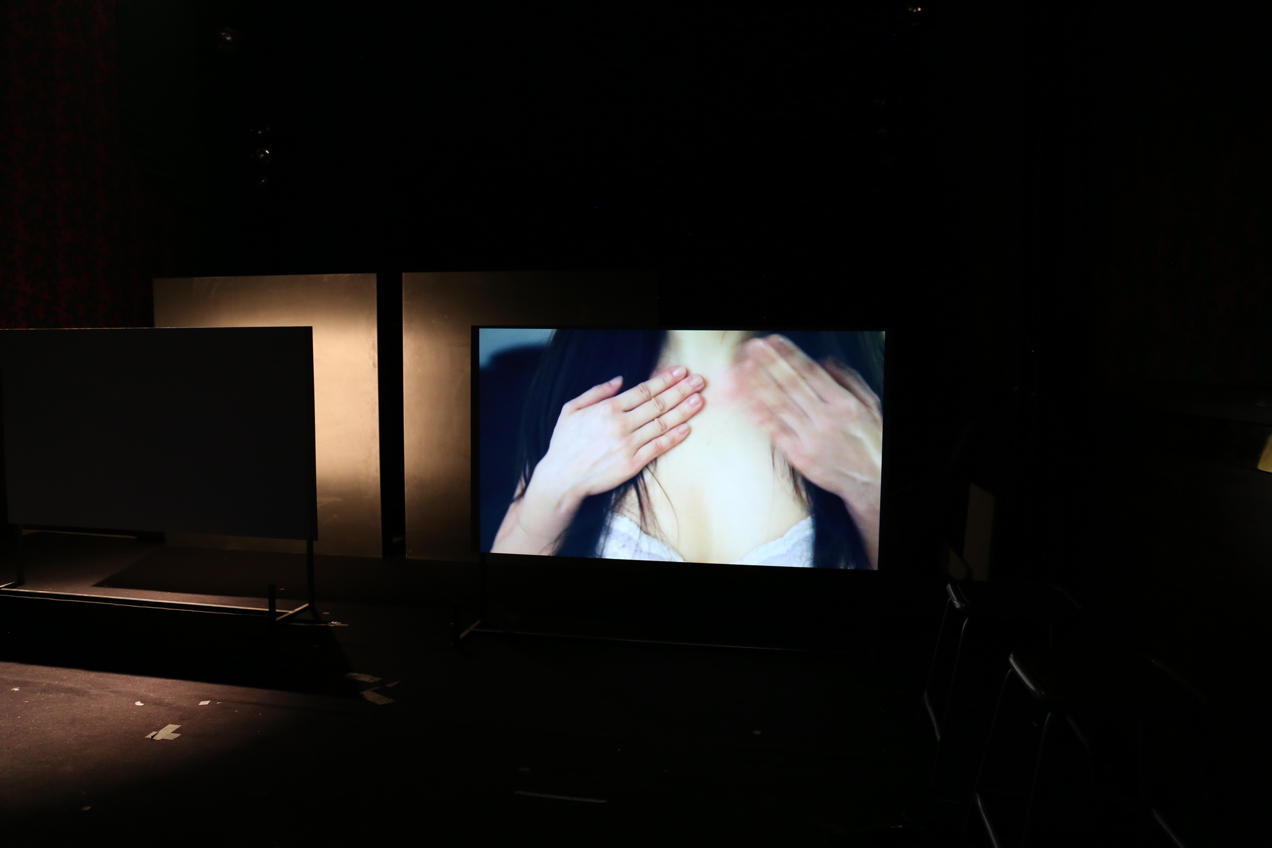 Anne Sylvie Henchoz, Opéra irrégulier, 2016, installation view, two video-projections on wooden pattern, metal structures and performance. Installation view, Bourg, Lausanne 2016 with WESPOKE.