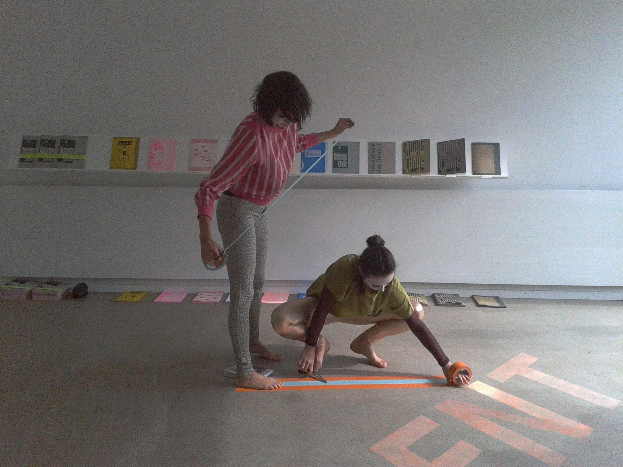 Anne Sylvie Henchoz, Chorégraphie en forme de cadre, perf ormance' view Usine Kugler, Genève, 2013, collaboration with Charlotte Herzig.