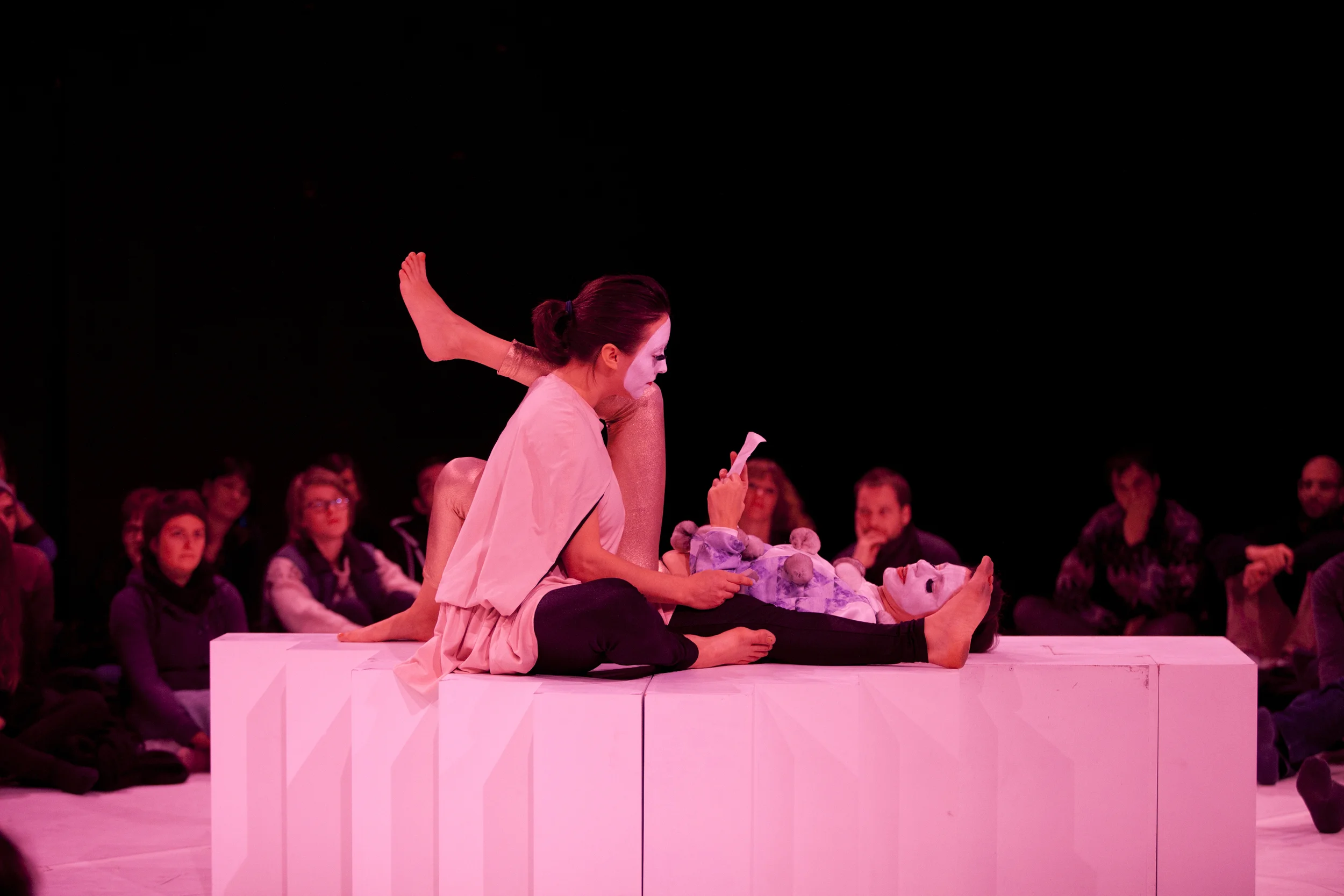 Anne Sylvie Henchoz, En forme d'escalier, perf ormance view, Urbaines, Lausanne, 2013, collaboration with Charlotte Herzig. Copyright Nelly Rodriguez