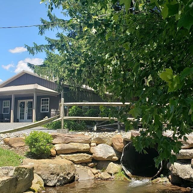 Did you know we have a bridal suite? Yep! Just across the stream from the barn.

#thebarnatgraverstreefarm #bridalsuite #stream #boulderstream