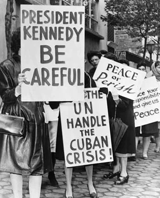 American women protesting the Cuban Missile Crisis in October of 1962. Photo: Phil Stanziola