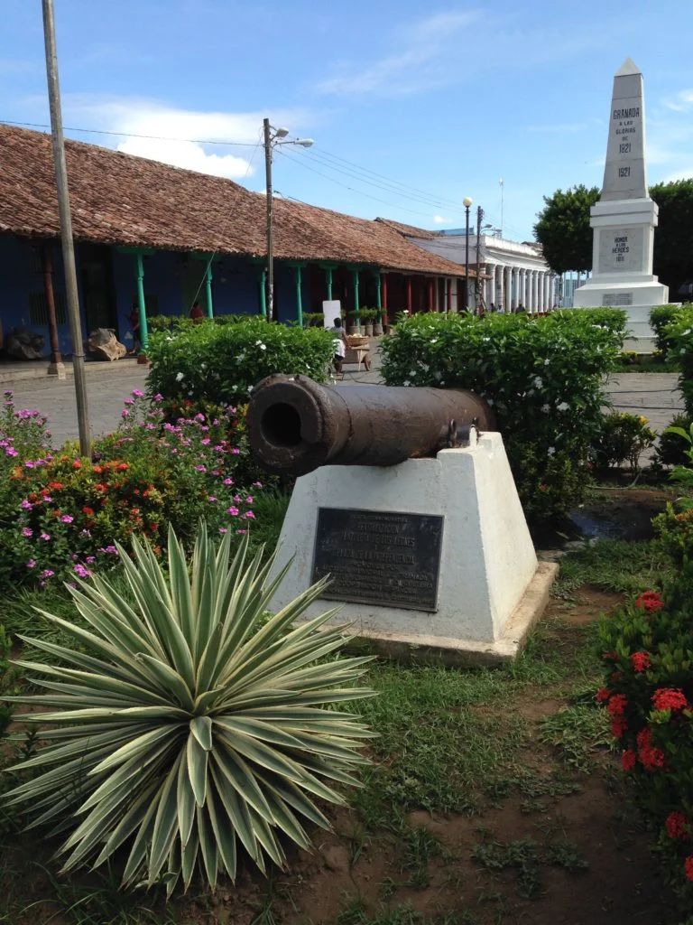 Cannon and monument near the Parque Colon commemorating the heroes of Granada