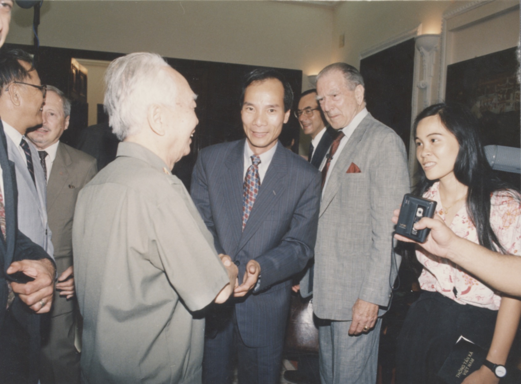 General Giap and Admiral Zumwalt 1994.jpeg