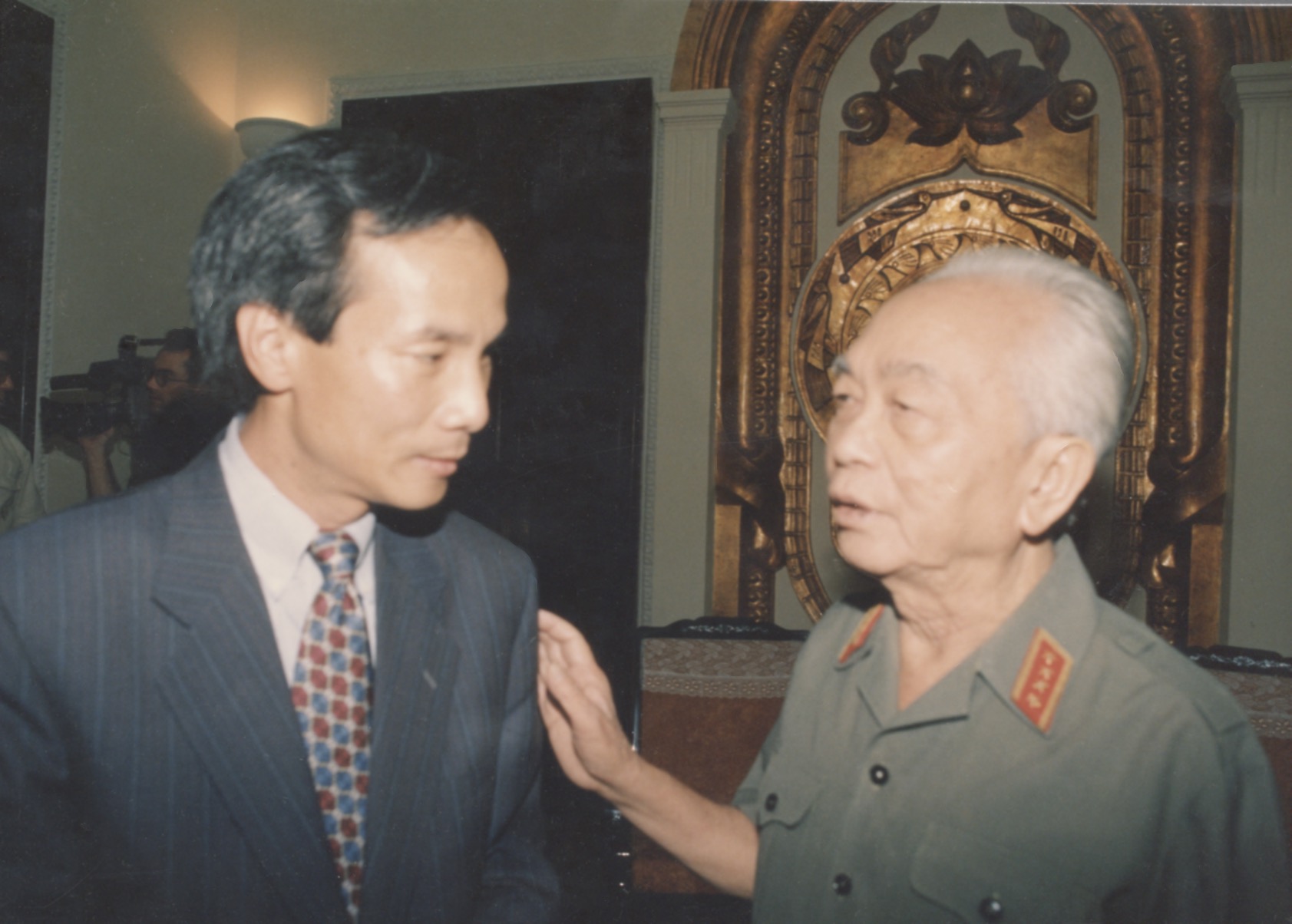 Ca Van Tran and General Giap 1994.jpeg