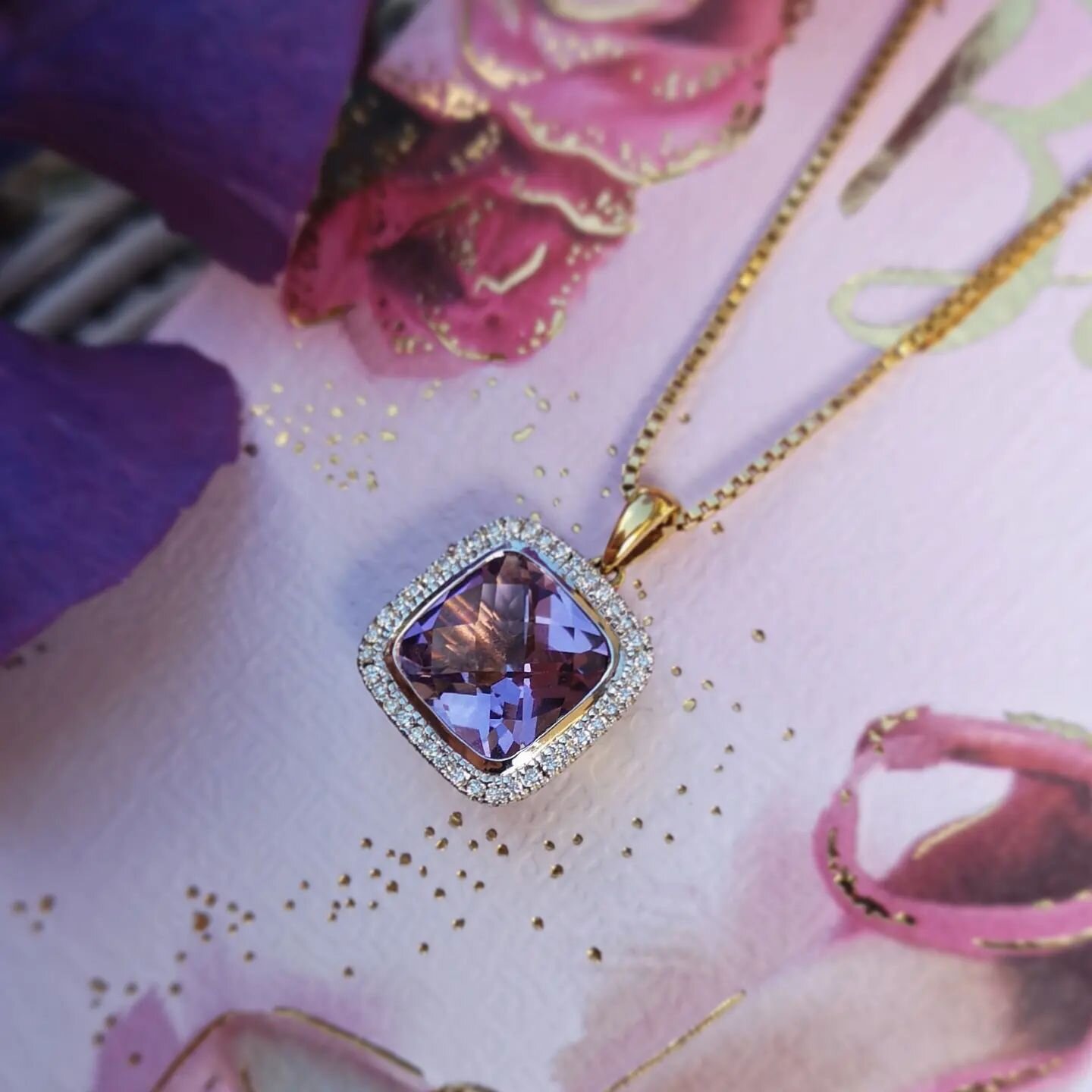 Another exquisite Amethyst pendant, adorned by a diamond halo and set in 18ct yellow gold, bringing together a stunning contrast of colours! 💜