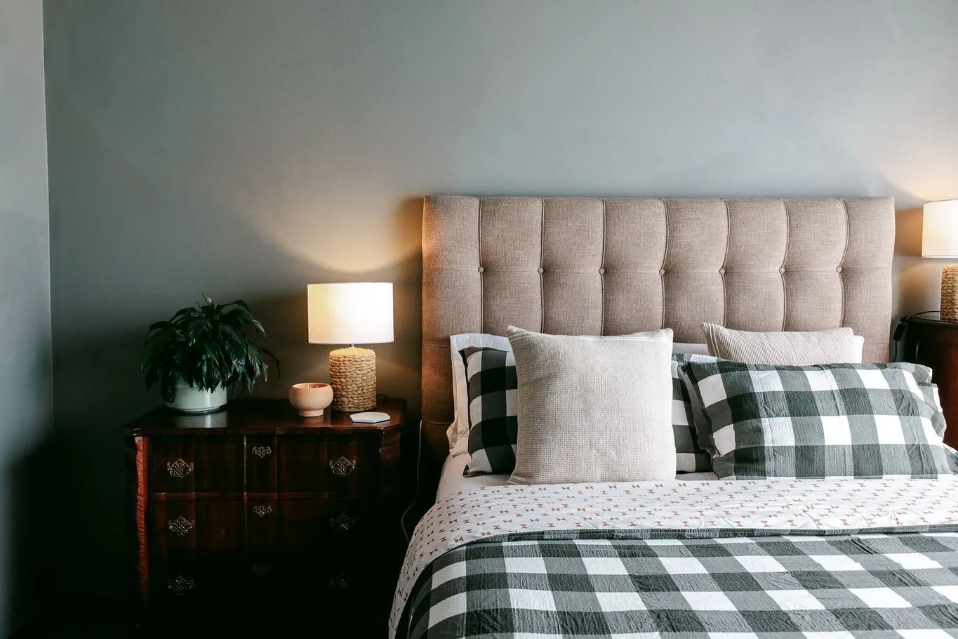Photographing @glenboschwineestate newest Airbnb wasn&rsquo;t just about snapping a pretty space, it was about showing the feeling of waking up among the vines, pouring a glass by the fire, and soaking in that vineyard calm.