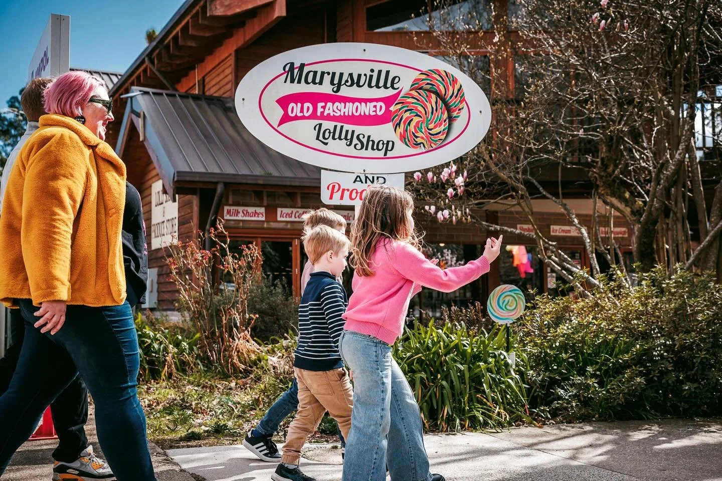 It&rsquo;s not just the landscapes that draw people to Marysville, it&rsquo;s the small-town charm and the little stops you can&rsquo;t pass by. One shop you can&rsquo;t pass by, particularly if you&rsquo;ve for kids is the @marysvillelollyshop 
I go