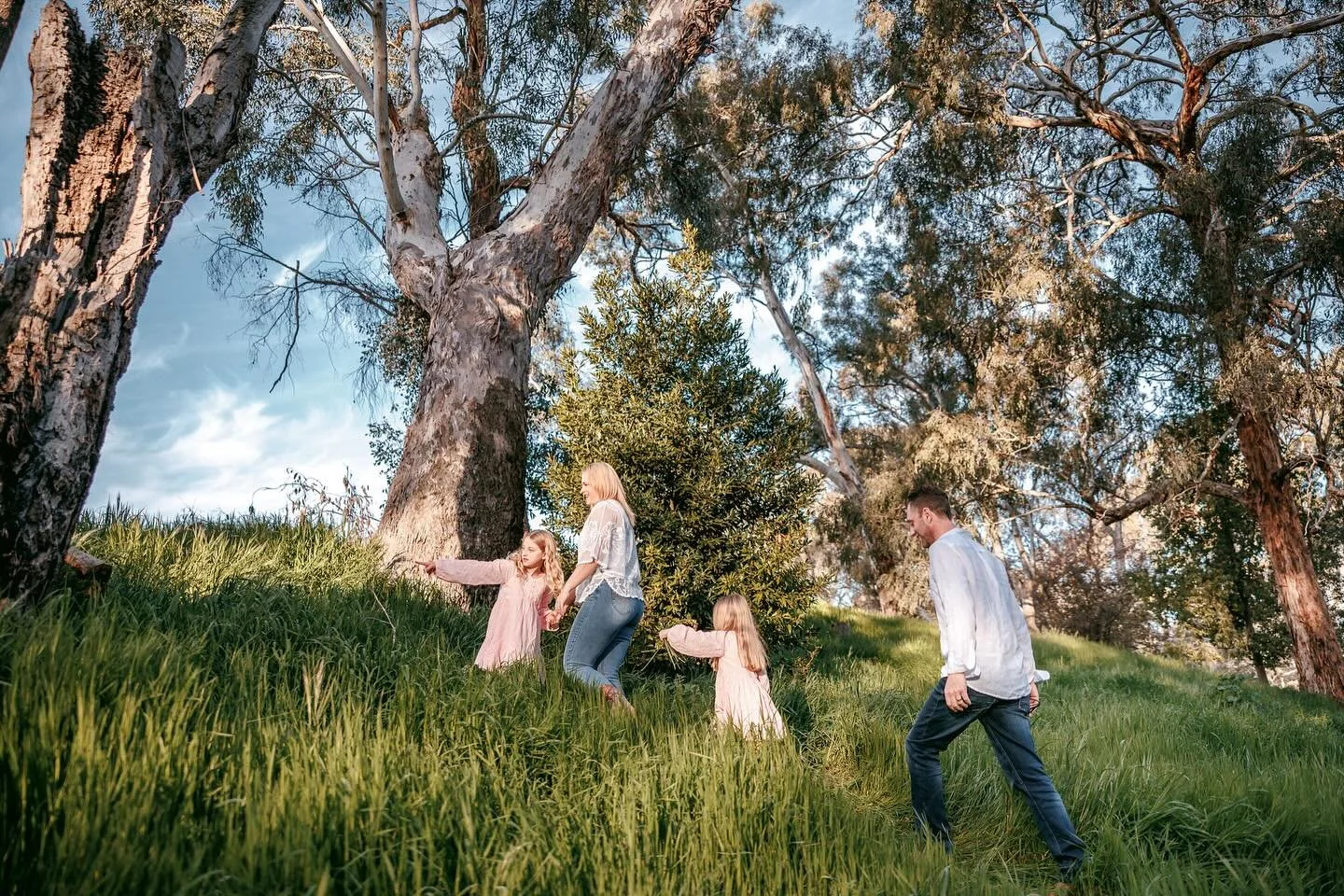 How good is this spring weather?! Finally!
And speaking of final&hellip; I only have 3 dates left for family sessions for 2025! Just THREE!
I&rsquo;m a little chaotic, being school holidays and all, but if you want the link to my booking calendar to 