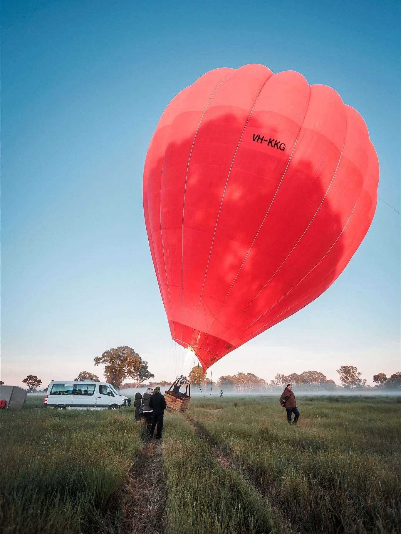 The brief: get up in the dark and hop in a hot air balloon for sunrise for @seehighcountry and @globalballooningaustralia while having a glass of Prosecco and a cheese board. 

Done!