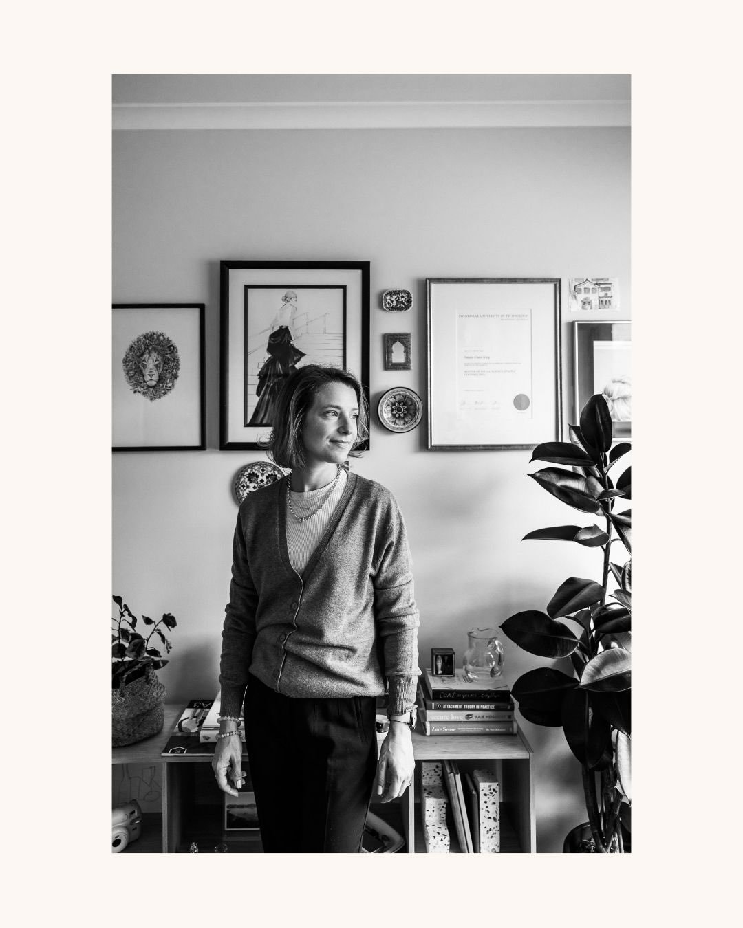 A morning spent with @natalie.eft.therapist last week.

We got some studio portraits as well as some photos in her therapy space. And of course, her gorgeous rag doll kitty joined in!