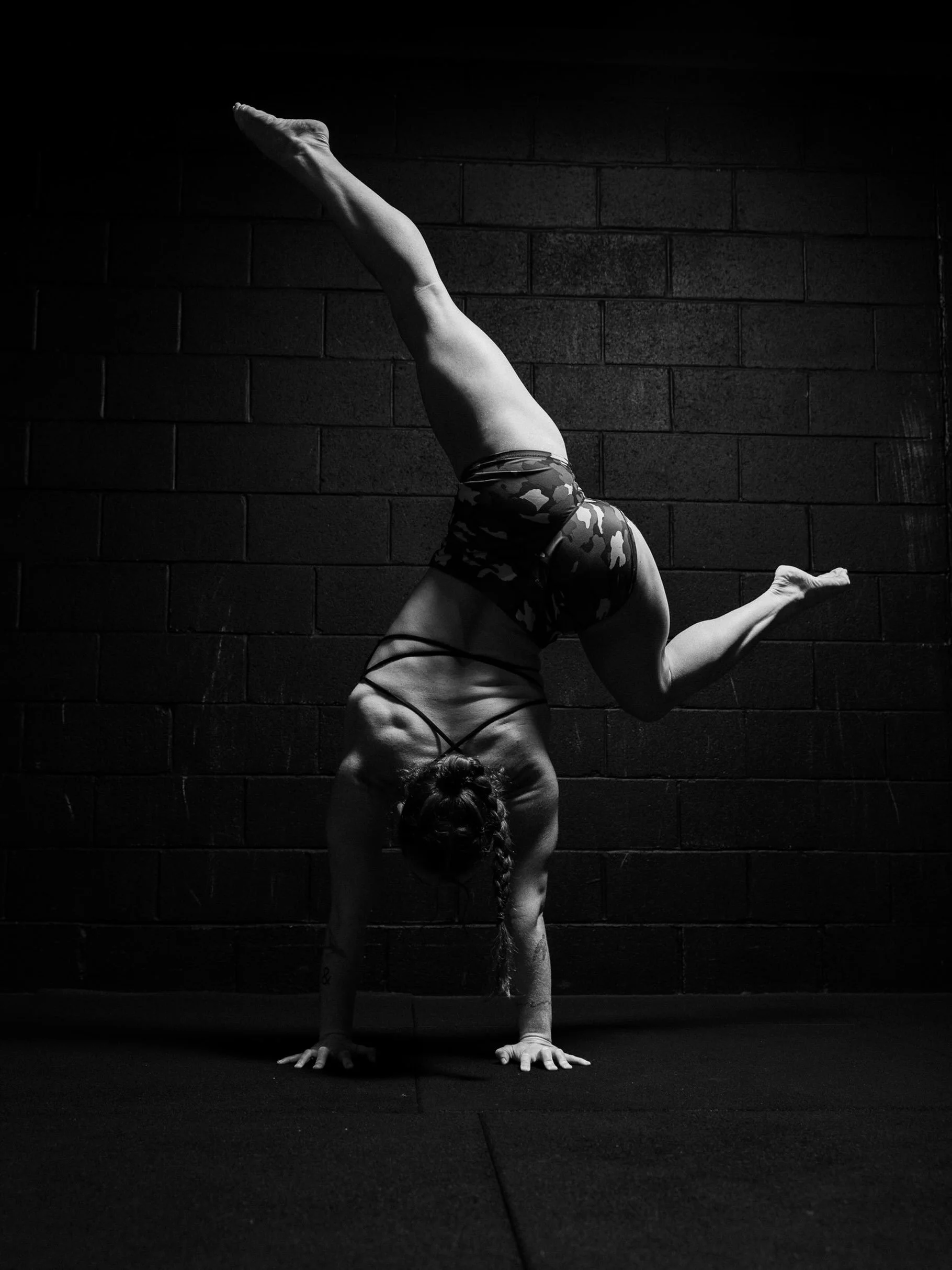 I had a fun little play in @allfit_albury today with the incredibly strong and talented @georgiajwebb 
Georgia has been visiting for a few weeks, spending time mentoring at @fruitflycircus and training at the gym most days while she&rsquo;s here. 
I 