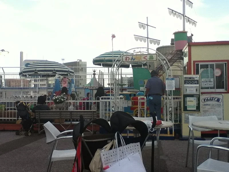 Roof-floor_amusement_park_Wanpakujima_in_2012.jpg