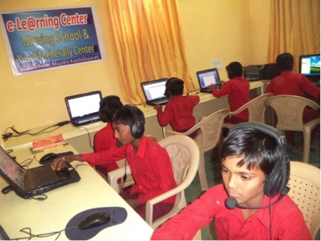 5 lapstop, 1 computer og en projector er flyttet fra IT skolen i Goa til hostel i Gujatar, så de større børn har mulighed for at forbindes til verden via internettet.