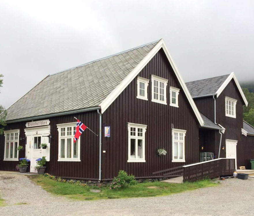 Kronebutikken pyntet for Dronningbesøk i 2016. Foto: Linda Fjellheim