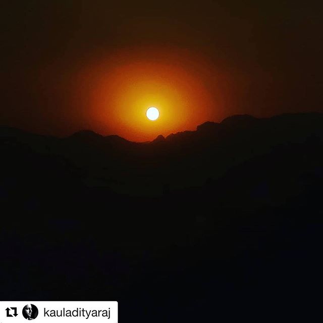 #Repost @kauladityaraj with @get_repost
・・・
Sunset in Sattal from @naveens_glen !!