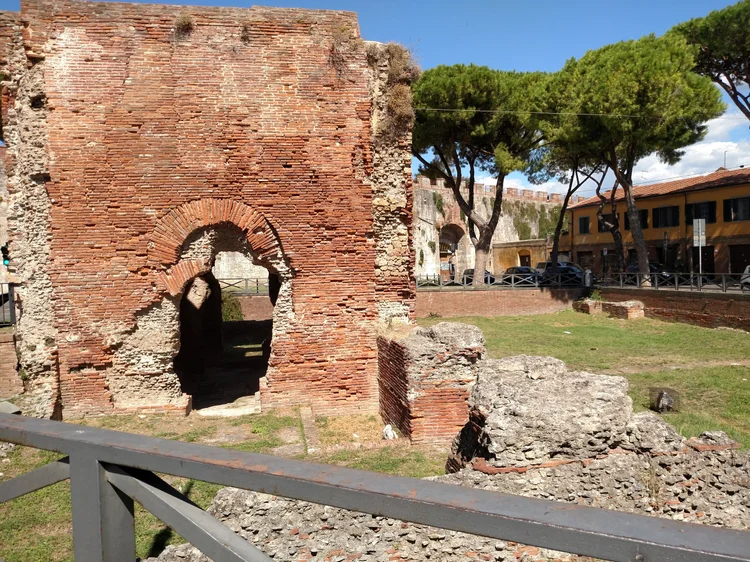 Pisa photograph 21