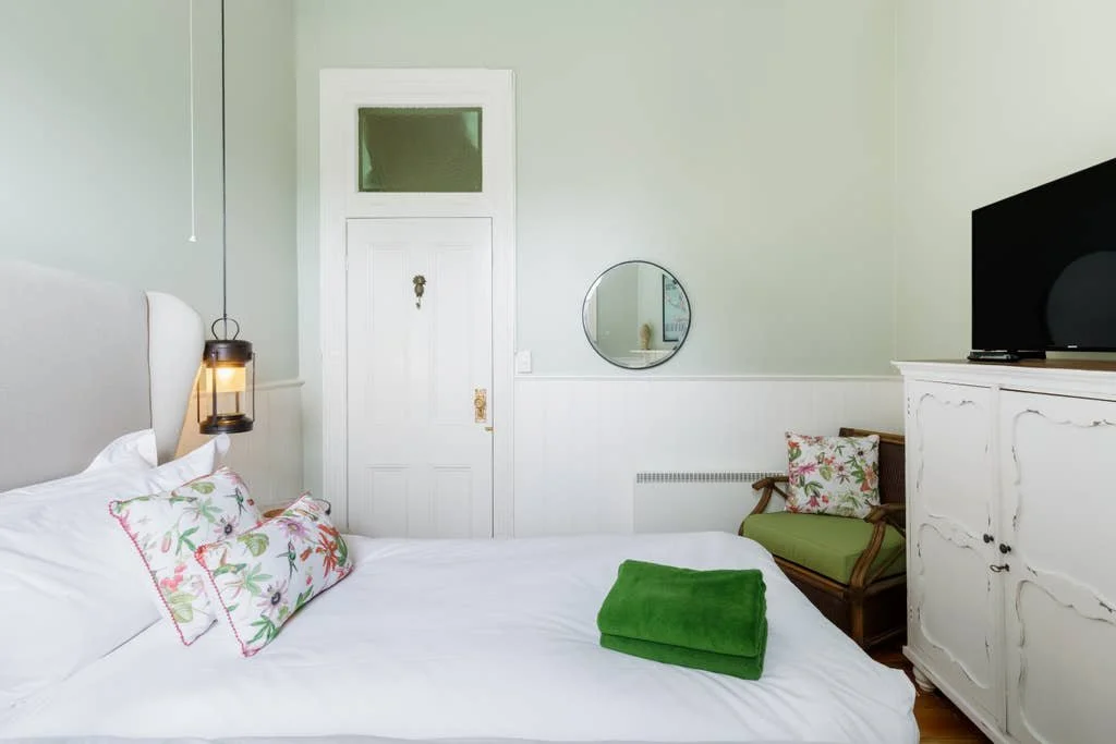 Sage bedroom - King or 2 single beds