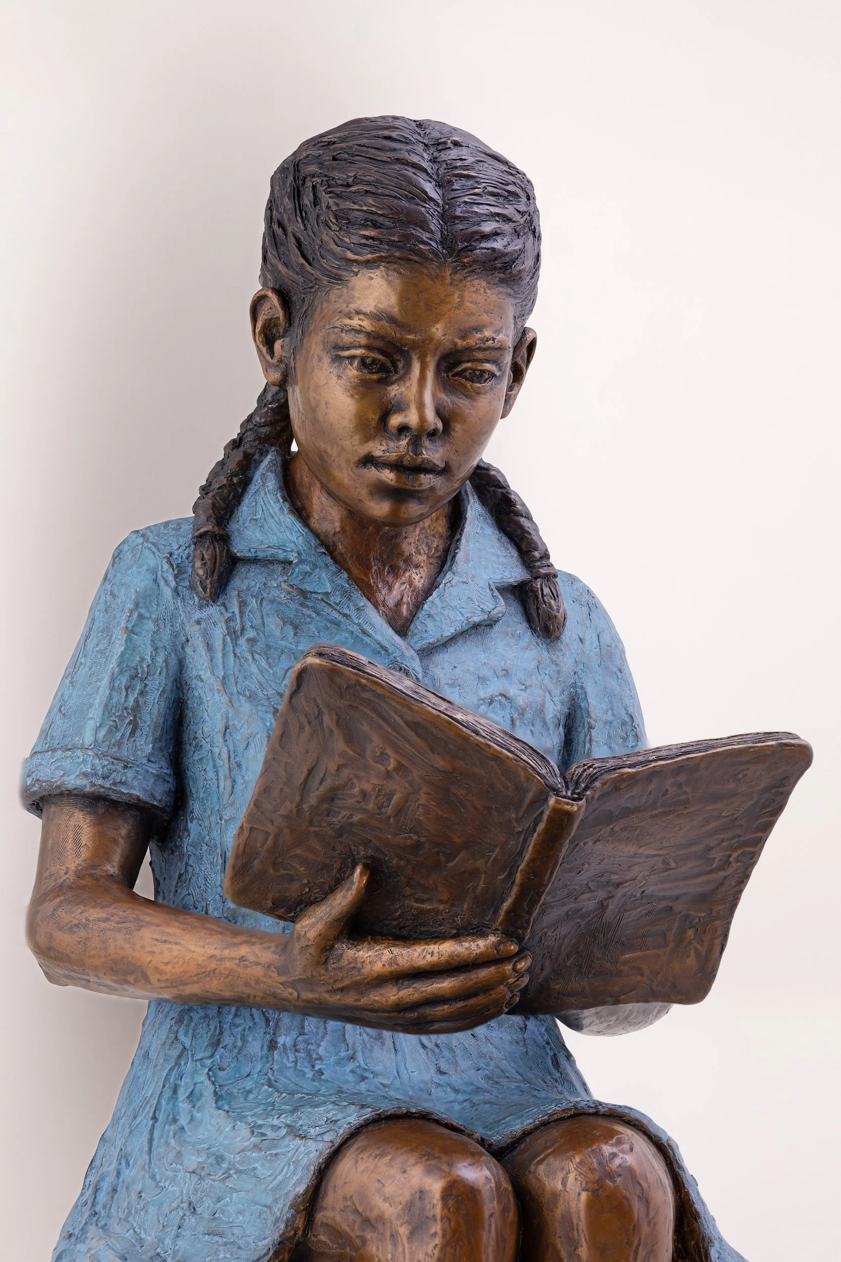 Marieke Prinsloo-Rowe ' The Reader%22 maquette bronze sculpture close-up.jpg