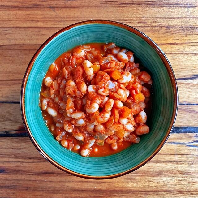 This recipe is an attempt at recreating a school cafeteria classic. Baked beans are a great source of fibre and important nutrients, and will provide you with the energy needed to kickstart your day 🍛
.
.
.
#bakedbeans #plantpowered #vegan #breakfas