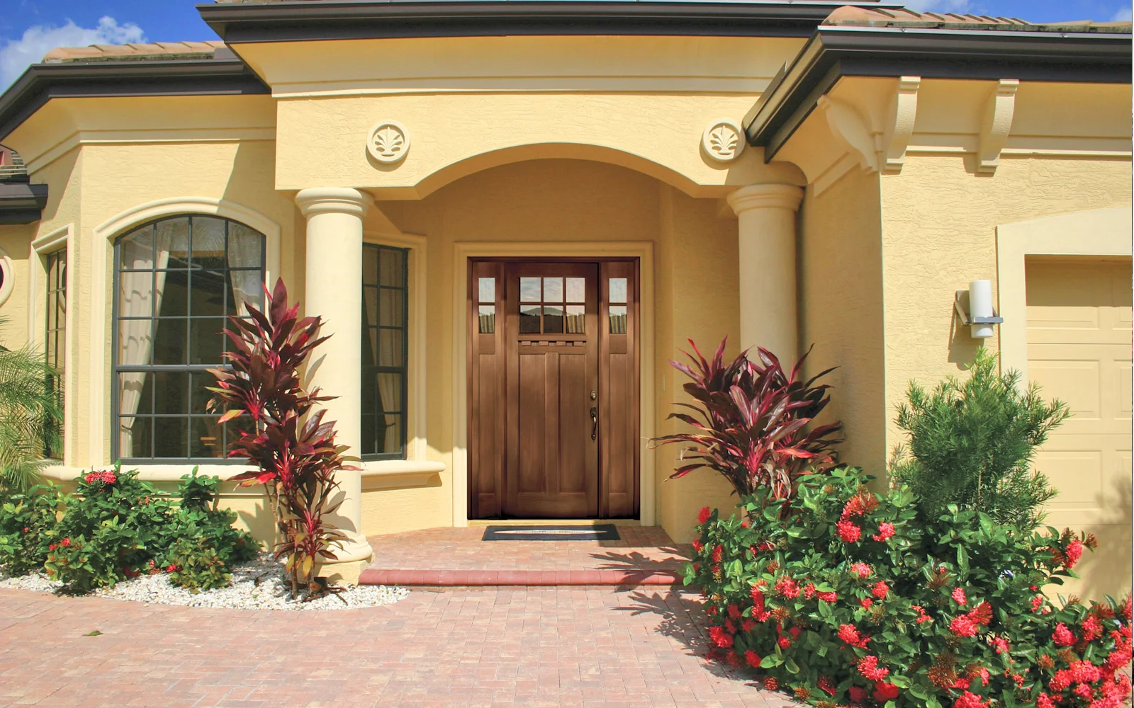 gallery--1600x1000--front-door.jpg