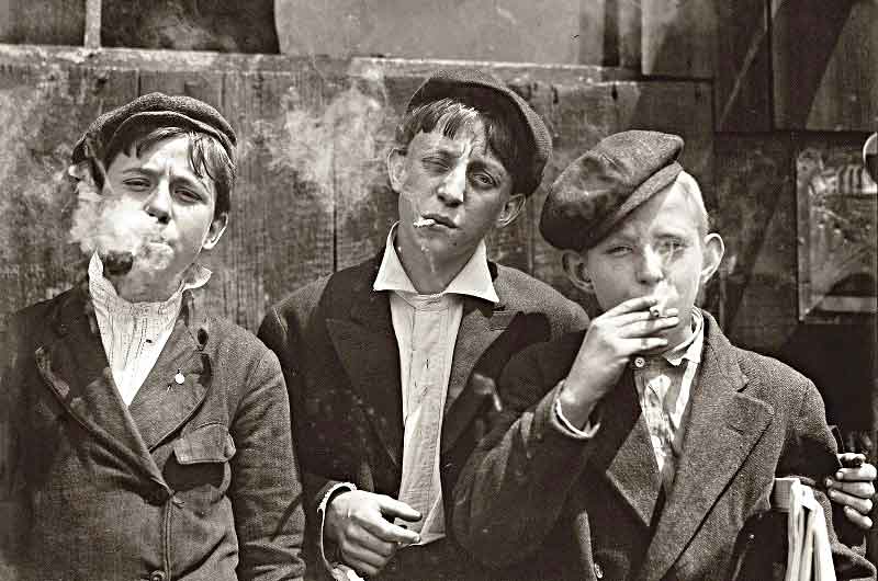 Smoke 'em if you got 'em. Newsboys "Saint Louey Moe" 1910