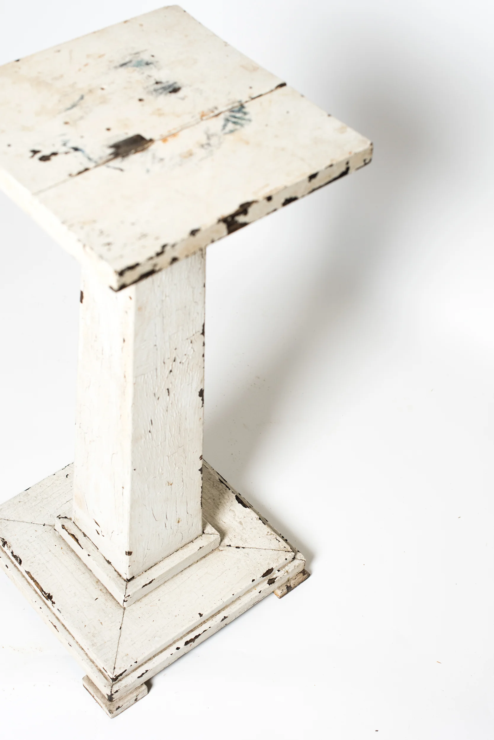 02171_white_crackled_pedestel_02.jpg