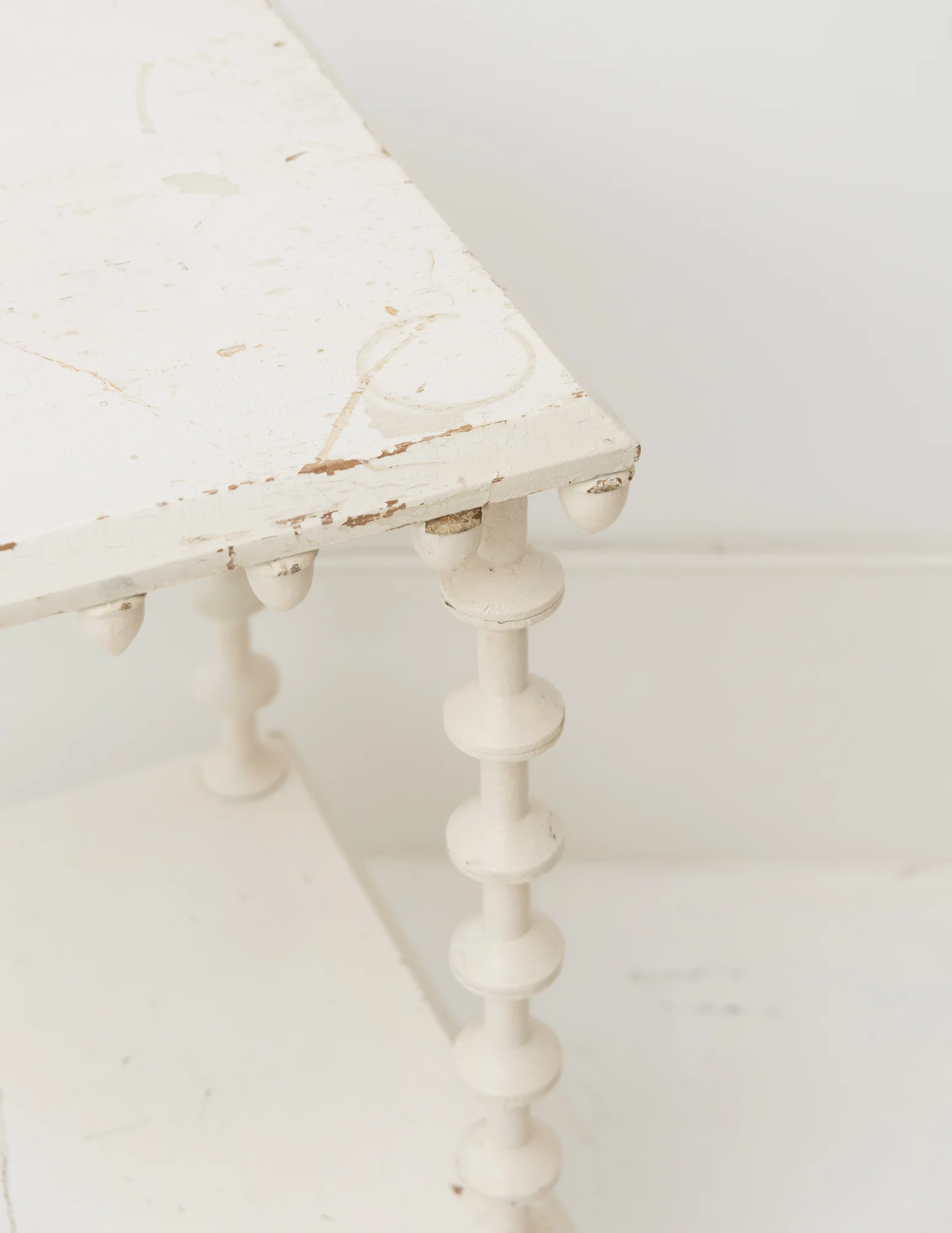 Primitive_Painted_White_Spool_Table-2.jpg