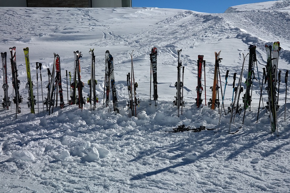 ski-poles-999264_960_720.jpg