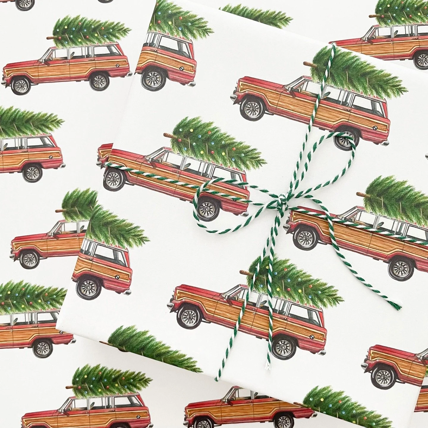 This fun watercolor vintage station wagon is topped with a tree decked out in colorful ornaments, and makes for a very festive gift wrap! Available on my website, along with many other fun holiday items! Link in profile🎄🎁