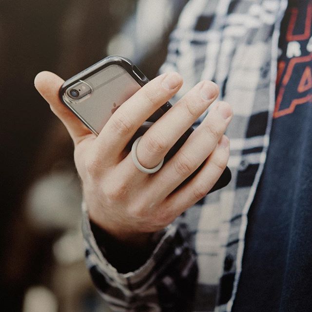 Find your grip .
.
.
. 📸 @brybarian 
#securedbyLoophole #LoopholeUSA #giftsforher #giftsforhim #gifts #giftsformom #giftsformen #phonecase #phonecases #phone #iphonex #iphone8 #samsung #iphone #cellphone #brokenphone #newphone #crackedscreen #broken